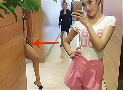 姑娘都怀孕了,还出来当车模呀?但是还是很欣赏你的 姑娘都怀孕了,还出来当车模呀?但是还是很欣赏你的