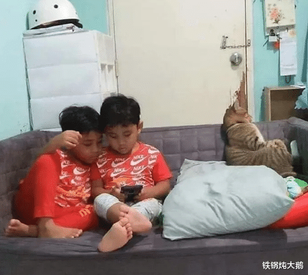 “第一次来女朋友宿舍,为什么她的室友全体都出去了?”哈哈哈…… “第一次来女朋友宿舍,为什么她的室友全体都出去了?”哈哈哈……