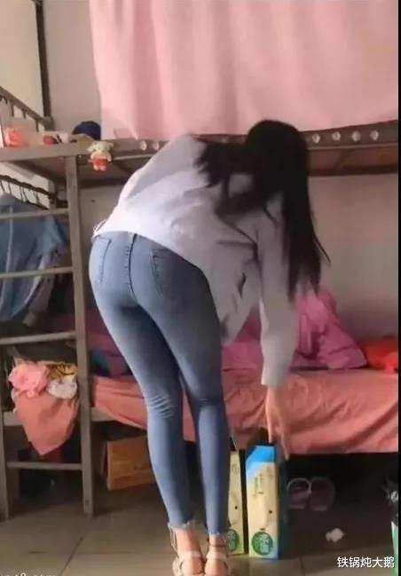 “第一次来女朋友宿舍,为什么她的室友全体都出去了?”哈哈哈…… “第一次来女朋友宿舍,为什么她的室友全体都出去了?”哈哈哈……