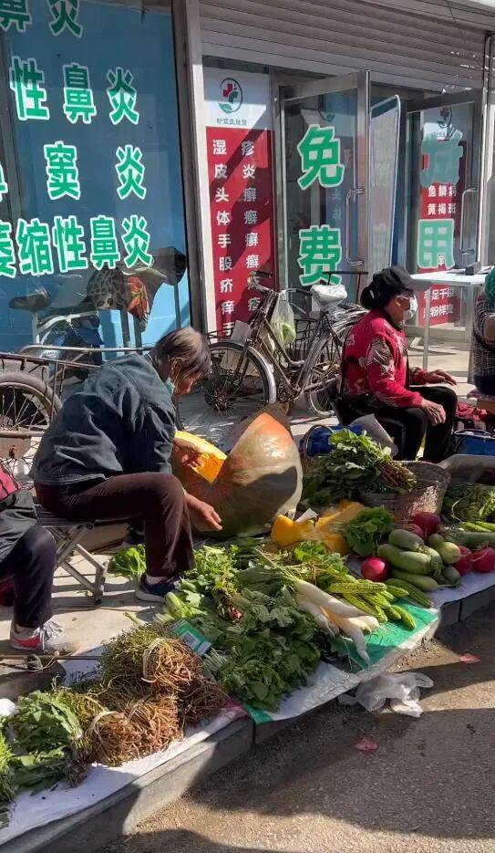 单看幼师的背影，就知道国庆表演会很精彩