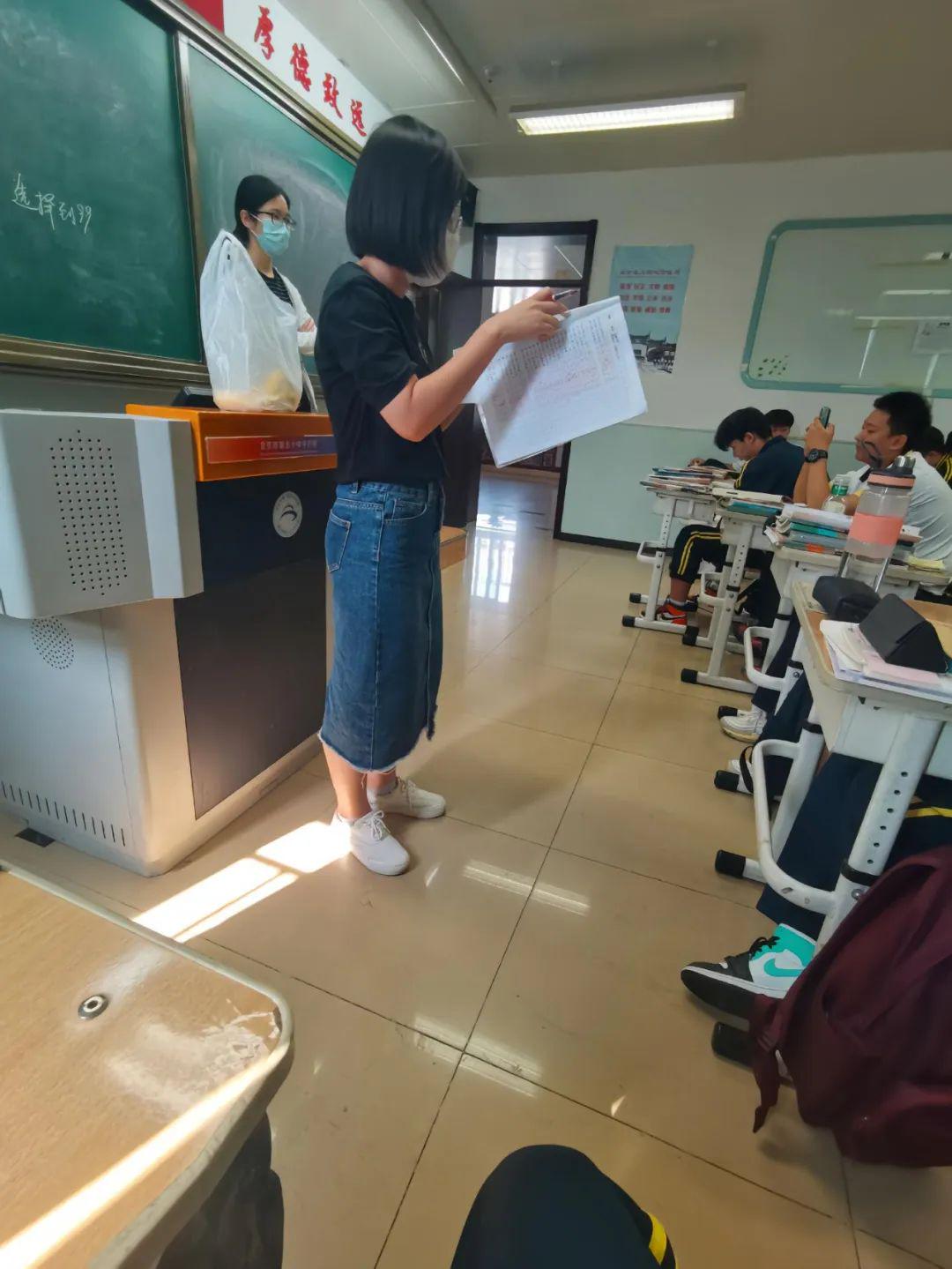 单看幼师的背影,就知道国庆表演会很精彩 单看幼师的背影,就知道国庆表演会很精彩