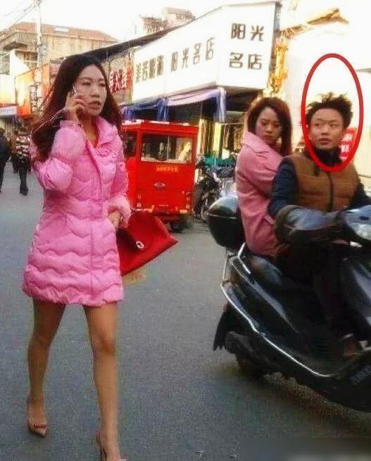 每日一笑:大兄弟,被这么多人围着,这下跑不了了吧! 每日一笑:大兄弟,被这么多人围着,这下跑不了了吧!