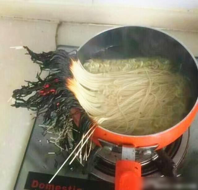 每日一笑:大兄弟,被这么多人围着,这下跑不了了吧! 每日一笑:大兄弟,被这么多人围着,这下跑不了了吧!