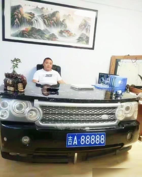 每日一笑:大兄弟,被这么多人围着,这下跑不了了吧! 每日一笑:大兄弟,被这么多人围着,这下跑不了了吧!