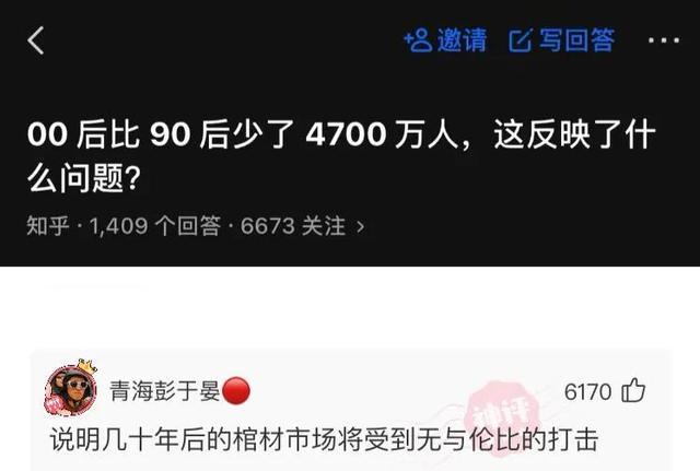 爆笑神评:早上在公园发现的,是不是发生了一场大战?很激烈啊 爆笑神评:早上在公园发现的,是不是发生了一场大战?很激烈啊
