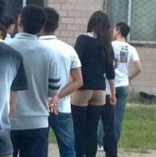 妹子怎么好意思把这种裤子穿出门,从远处看别提有多尴尬了 妹子怎么好意思把这种裤子穿出门,从远处看别提有多尴尬了