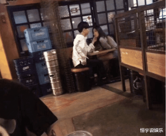 “女朋友被灌倒,却跟女友闺蜜搞在一块,不愧是终极海王啊!”哈哈哈哈 “女朋友被灌倒,却跟女友闺蜜搞在一块,不愧是终极海王啊!”哈哈哈哈