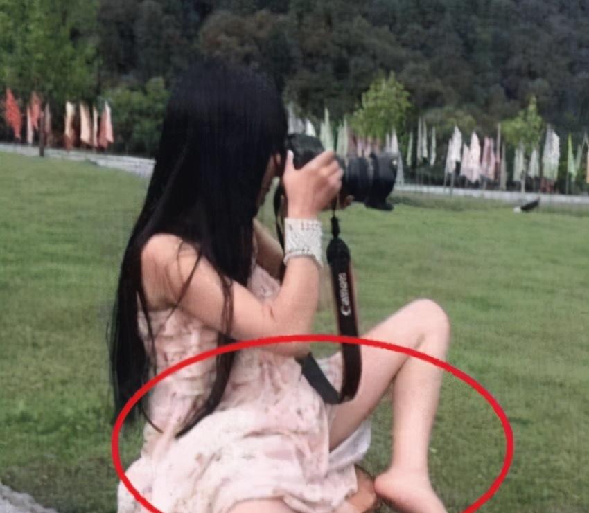 妹子真大胆,穿裙子还敢用这种坐姿,亮点全让别人看到了!真尴尬 妹子真大胆,穿裙子还敢用这种坐姿,亮点全让别人看到了!真尴尬