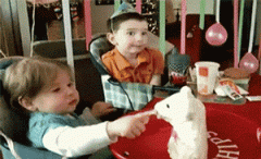 宝宝自己把自己吓到了，旁边的宝宝一脸懵逼