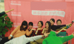 后面的大叔，你抢镜抢的很成功啊
