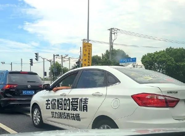 这裙子我老婆有一条一模一样的,我都不知道原来这裙子这么好看 这裙子我老婆有一条一模一样的,我都不知道原来这裙子这么好看