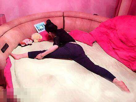 整个床都被她霸占了 整个床都被她霸占了