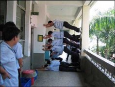 一群熊孩子和无奈的老师。