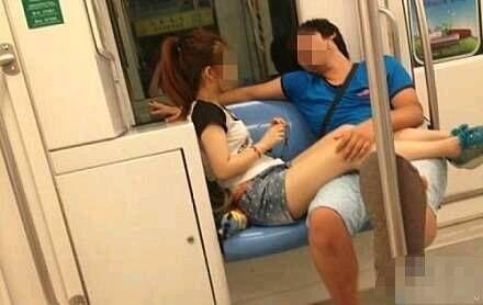 你俩就不能老实的坐着