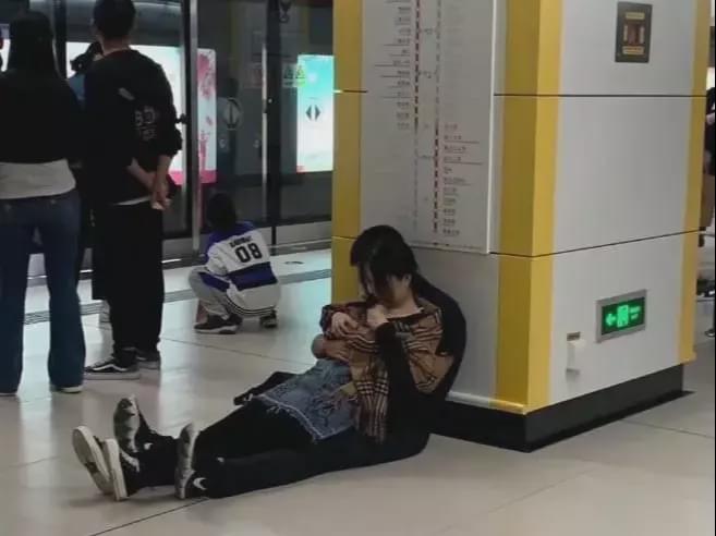我从媳妇包里拿出来的,兄弟劝我赶快跟她离婚,这是什么情况啊?哈哈哈哈哈 我从媳妇包里拿出来的,兄弟劝我赶快跟她离婚,这是什么情况啊?哈哈哈哈哈