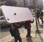 买了新iphone一个人不好拿啊