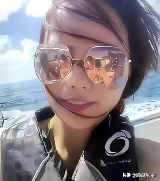姑娘大意了,镜片里的反射被大家看得一清二楚,不觉得尴尬吗 姑娘大意了,镜片里的反射被大家看得一清二楚,不觉得尴尬吗