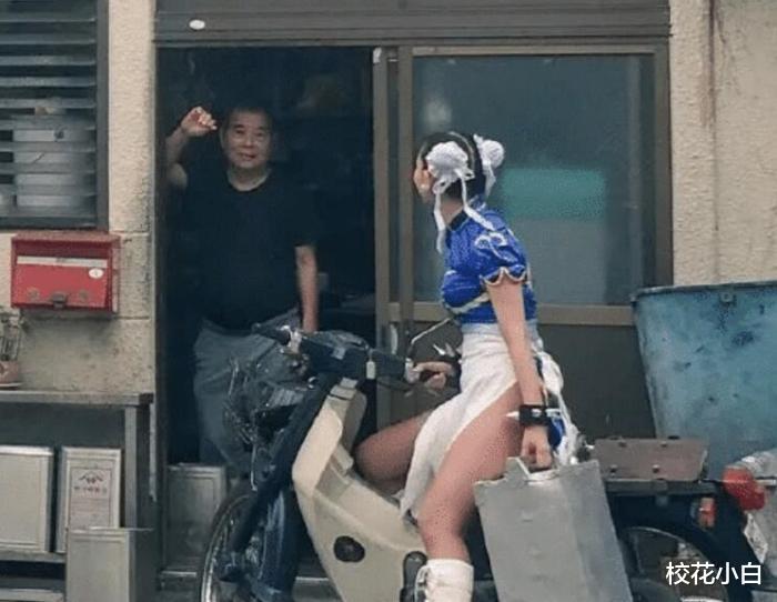 大哥你眼都看直了,吃个早餐至于这样吗?哈哈 大哥你眼都看直了,吃个早餐至于这样吗?哈哈