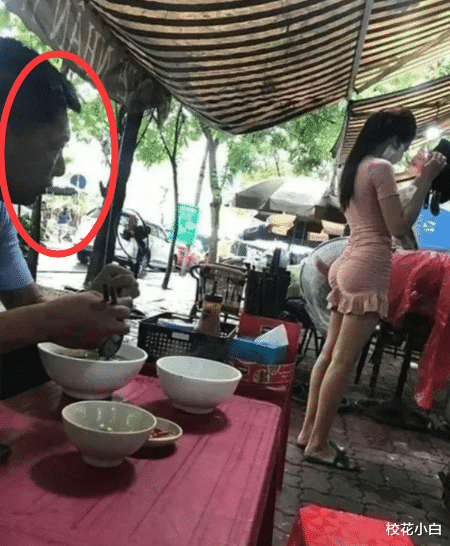 大哥你眼都看直了,吃个早餐至于这样吗?哈哈 大哥你眼都看直了,吃个早餐至于这样吗?哈哈