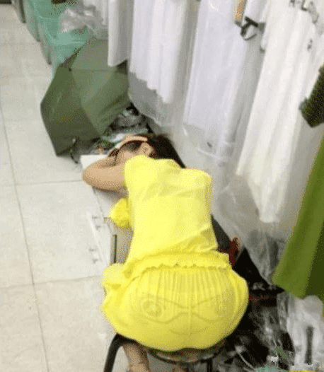 “妹子的裙子好薄呀,裙子里那双眼睛都漏出来了,看着好尴尬啊!”哈哈哈 “妹子的裙子好薄呀,裙子里那双眼睛都漏出来了,看着好尴尬啊!”哈哈哈