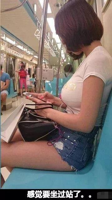 “跟妹子一起打麻将,大家说我这牌是糊什么呢?”哈哈哈哈哈! “跟妹子一起打麻将,大家说我这牌是糊什么呢?”哈哈哈哈哈!