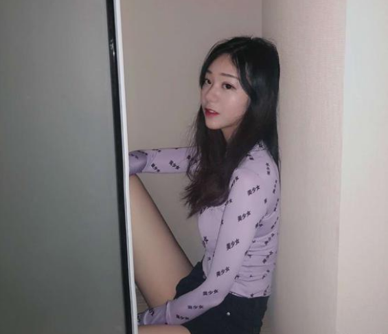 “姑娘，下次拍照注意点，亮点都被你男朋友的墨镜暴露了！”哇哈哈哈哈～