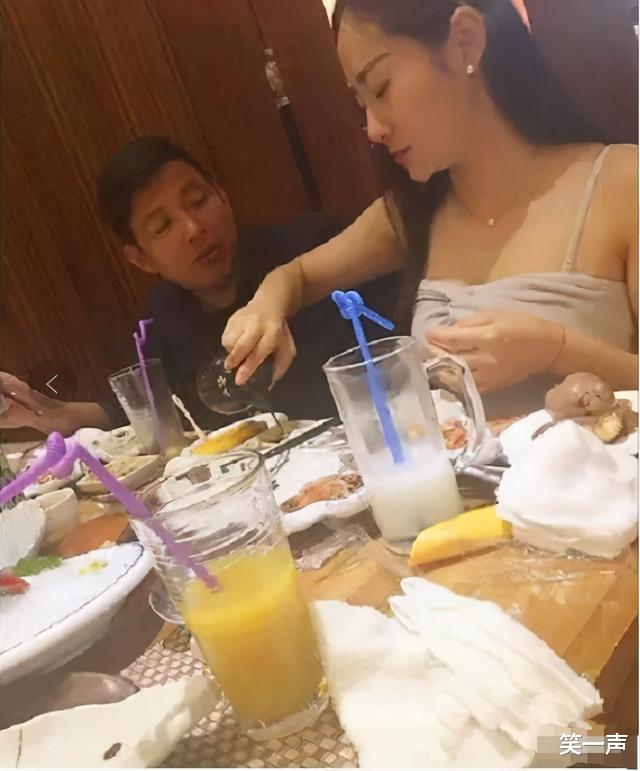 “半夜让兄弟去车站接一下媳妇,看完兄弟发来的照片,越看越觉得不对劲!”哈哈哈哈 “半夜让兄弟去车站接一下媳妇,看完兄弟发来的照片,越看越觉得不对劲!”哈哈哈哈