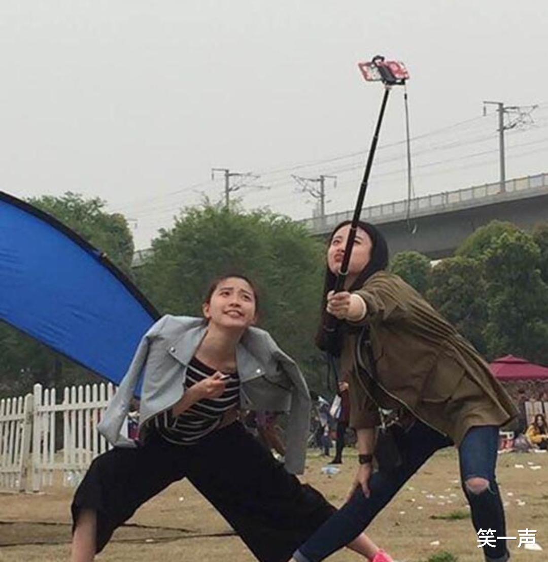 “半夜让兄弟去车站接一下媳妇,看完兄弟发来的照片,越看越觉得不对劲!”哈哈哈哈 “半夜让兄弟去车站接一下媳妇,看完兄弟发来的照片,越看越觉得不对劲!”哈哈哈哈