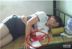 “妹子，咱能不能把东西收好了再睡觉啊！”，让人太尴尬了哈哈哈哈哈哈