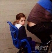 坐在后边的孩子。。