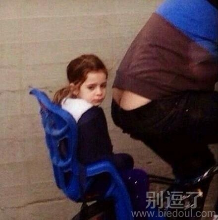 坐在后边的孩子。。 坐在后边的孩子。。