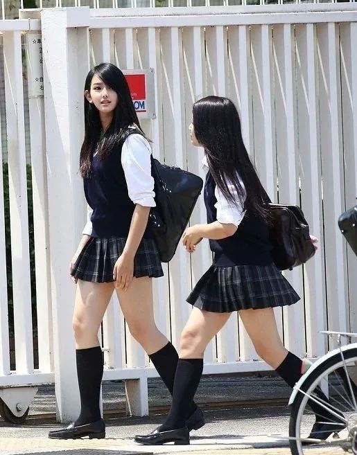 遇到姑娘在火车上裸睡怎么办? 遇到姑娘在火车上裸睡怎么办?