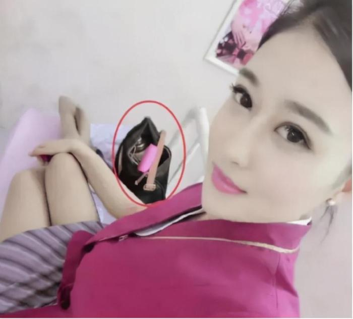 “妹子,你包里的东西太影响形象了,下次拍照可别露出来了”哈哈哈 “妹子,你包里的东西太影响形象了,下次拍照可别露出来了”哈哈哈