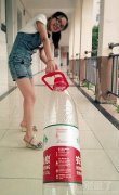 一个很大的矿泉水瓶子。