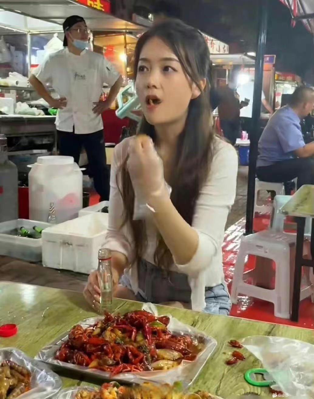 轻松一秒:隔壁桌的女生,一看就是好司机! 轻松一秒:隔壁桌的女生,一看就是好司机!