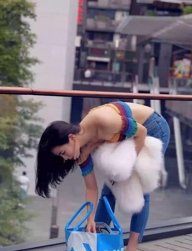 “妹子啊,你在弯腰捡东西的一刹那,我都不好意思看你了!”哈哈哈 “妹子啊,你在弯腰捡东西的一刹那,我都不好意思看你了!”哈哈哈