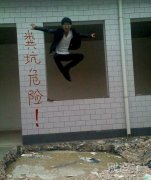 跳到粪坑的人。。 跳到粪坑的人。。