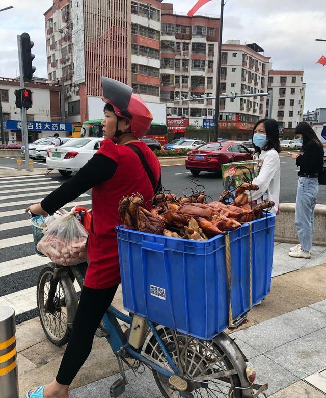 搞笑照片：印度这个国家好神奇，他好像不在牛顿的管辖范围