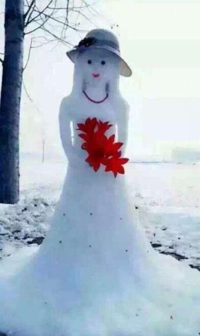 下雪了最漂亮的雪人姑娘