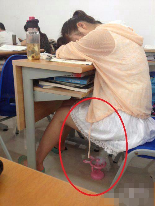 “坐车时,看到前排姑娘这样打扮,是不是很凉快呀?”哈哈哈 “坐车时,看到前排姑娘这样打扮,是不是很凉快呀?”哈哈哈