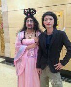 一对有夫妻相的人。 一对有夫妻相的人。