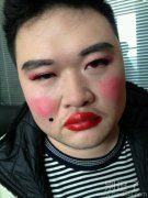 一个化妆的哥们。 一个化妆的哥们。