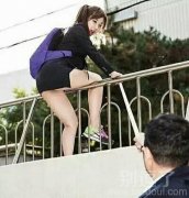 最喜欢短裙妹子翻围栏了！