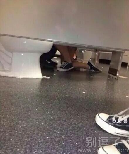 这是在厕所了面求婚吗？