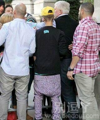 看着背影让我想起来小四