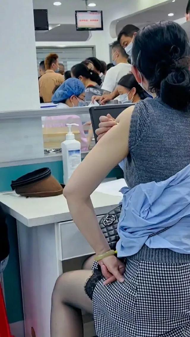 “网上买了件猛男T恤后?”哈哈哈哈快停止散发你的魅力吧 “网上买了件猛男T恤后?”哈哈哈哈快停止散发你的魅力吧
