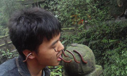 爆笑P图:求大神把旁边的垃圾P掉,不是我扔的! 爆笑P图:求大神把旁边的垃圾P掉,不是我扔的!