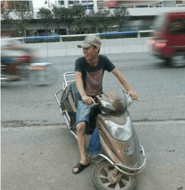 “妹子长得好看也不能这样穿啊，裤子上的拉链好尴尬！”哈哈哈哈哈～