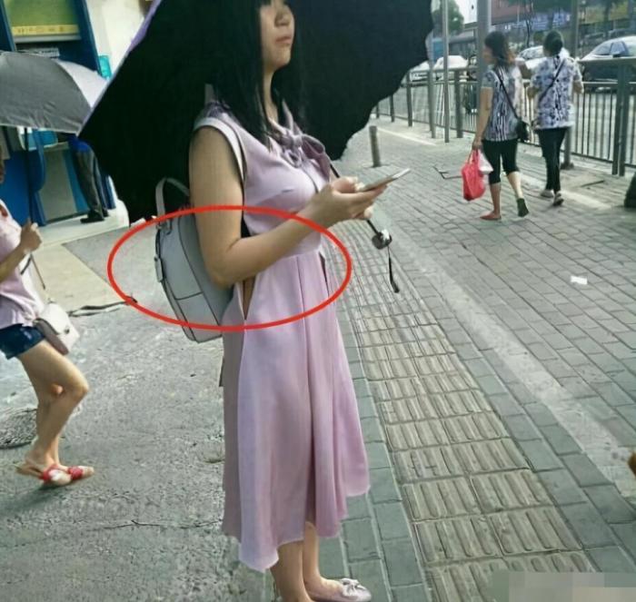 “妹子长得好看也不能这样穿啊，裤子上的拉链好尴尬！”哈哈哈哈哈～