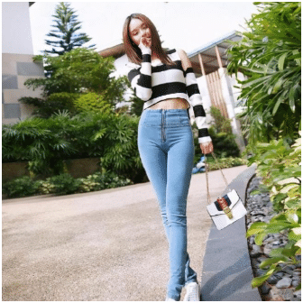 “妹子长得好看也不能这样穿啊，裤子上的拉链好尴尬！”哈哈哈哈哈～